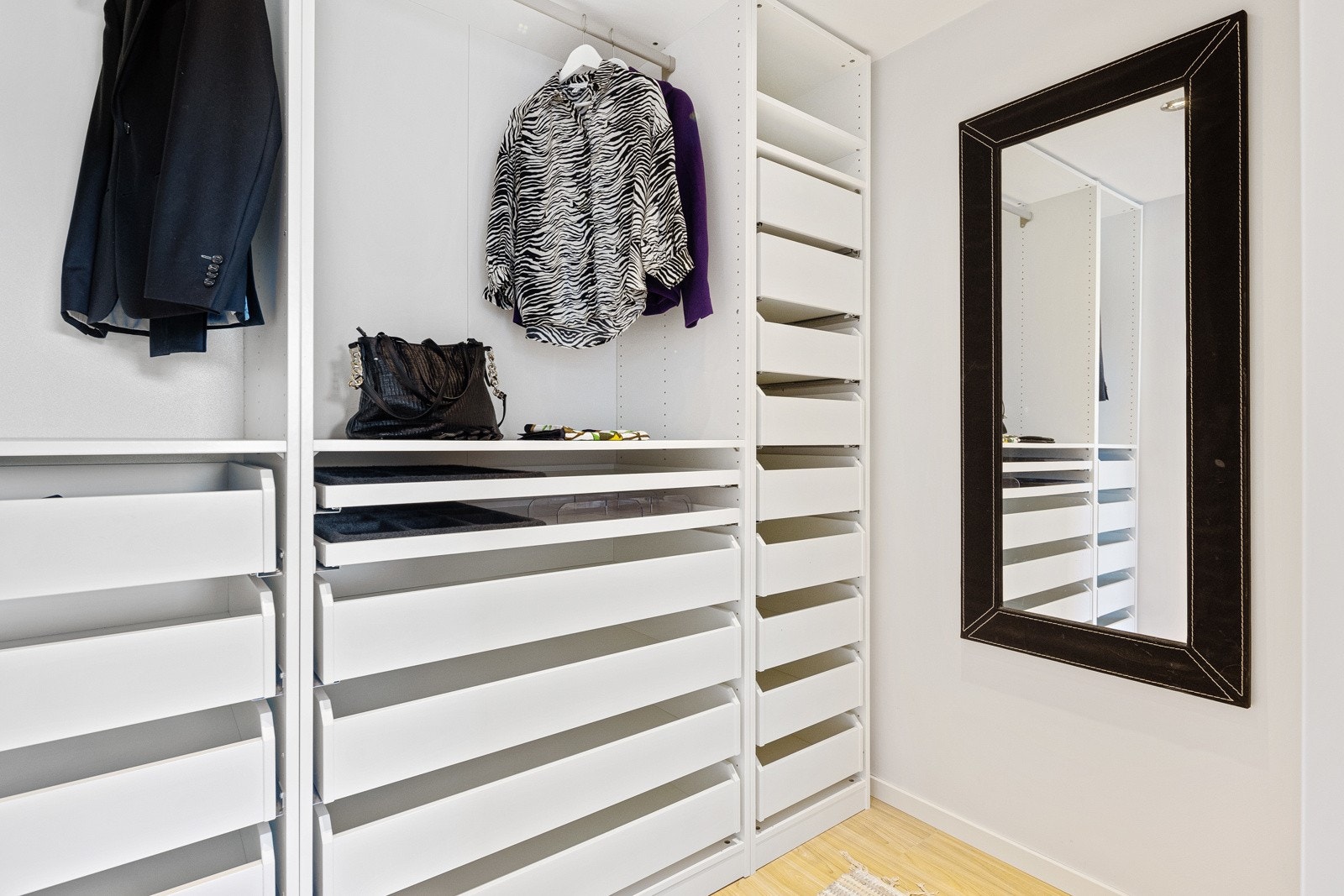 Walk-in-closet med åpen garderobeløsning. Galleribilde