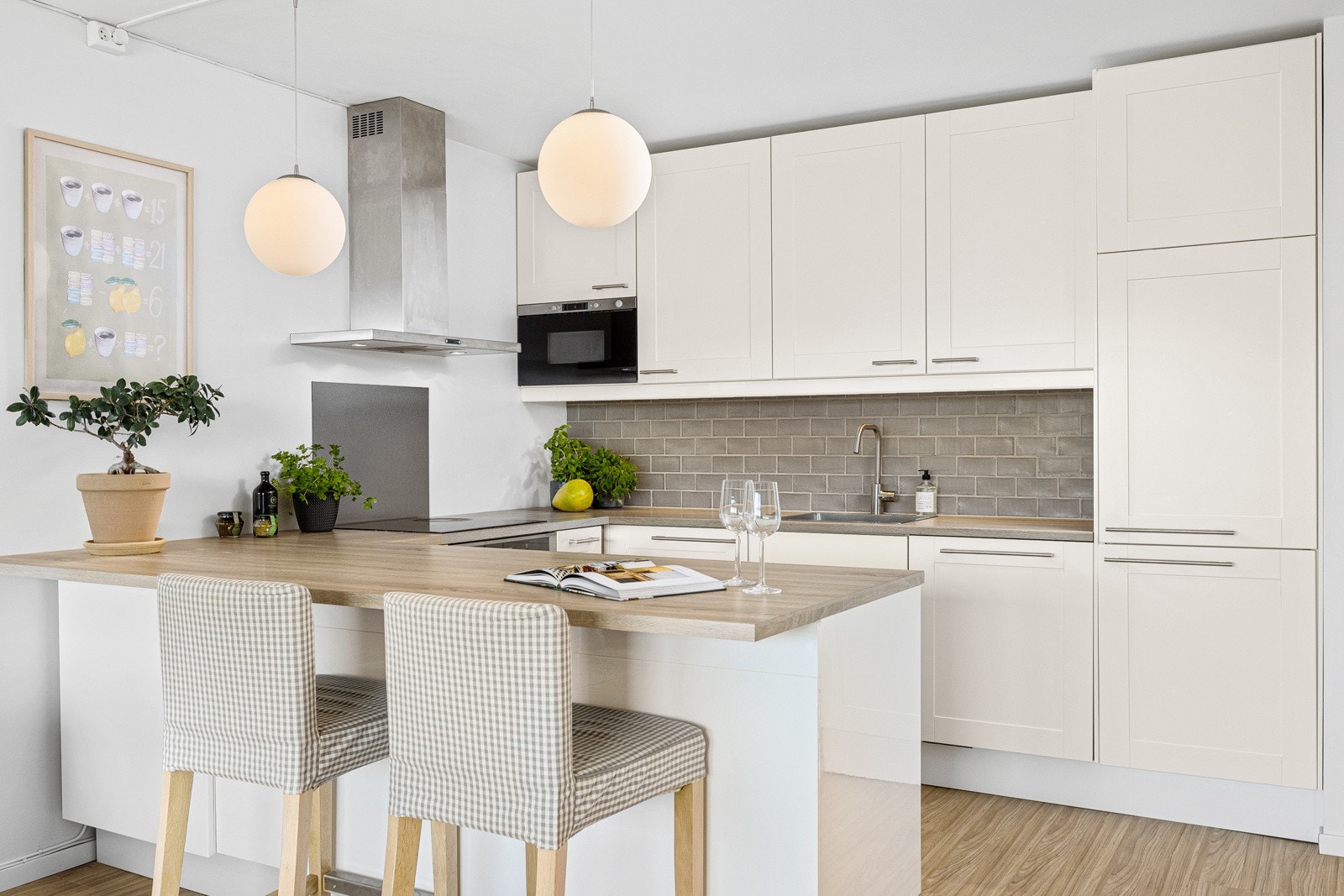 Innbydende takhøy kjøkkeninnredning fra IKEA, supersmart kjøkkenøy, med barløsning. Galleribilde