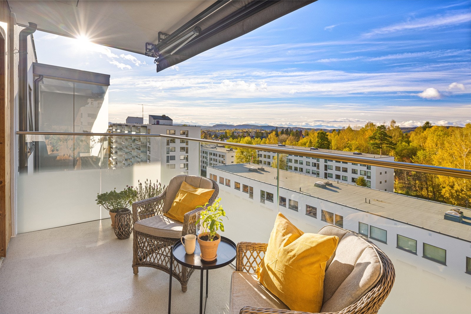 Herlig solrik balkong på ca. 7,5m², fantastisk utsyn og nydelig aftensol. Galleribilde