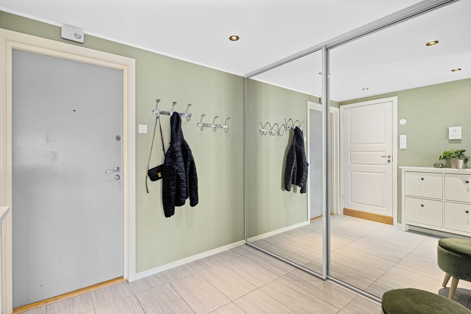 Bred og praktisk entré/gang, med god plass til yttertøy og plassering av sko i skyvedørsgarderoben. Galleribilde