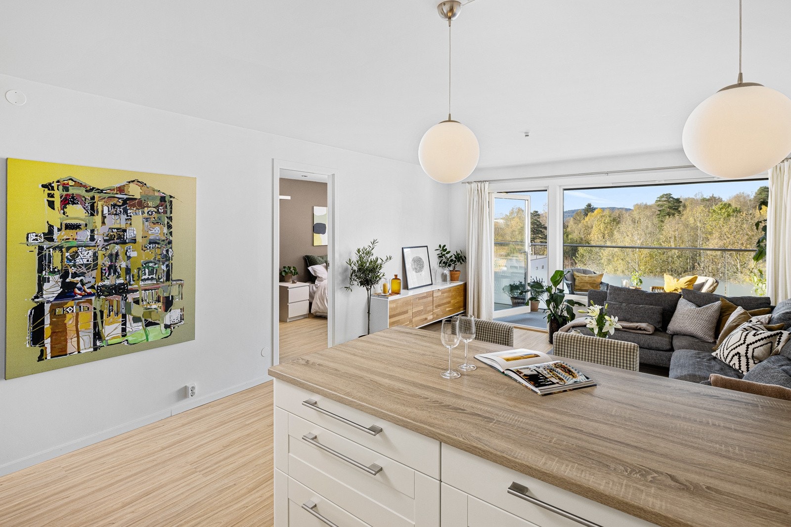 Romslig og luftig stue og kjøkkenløsning, med god plass til en fin sofagruppe. Galleribilde