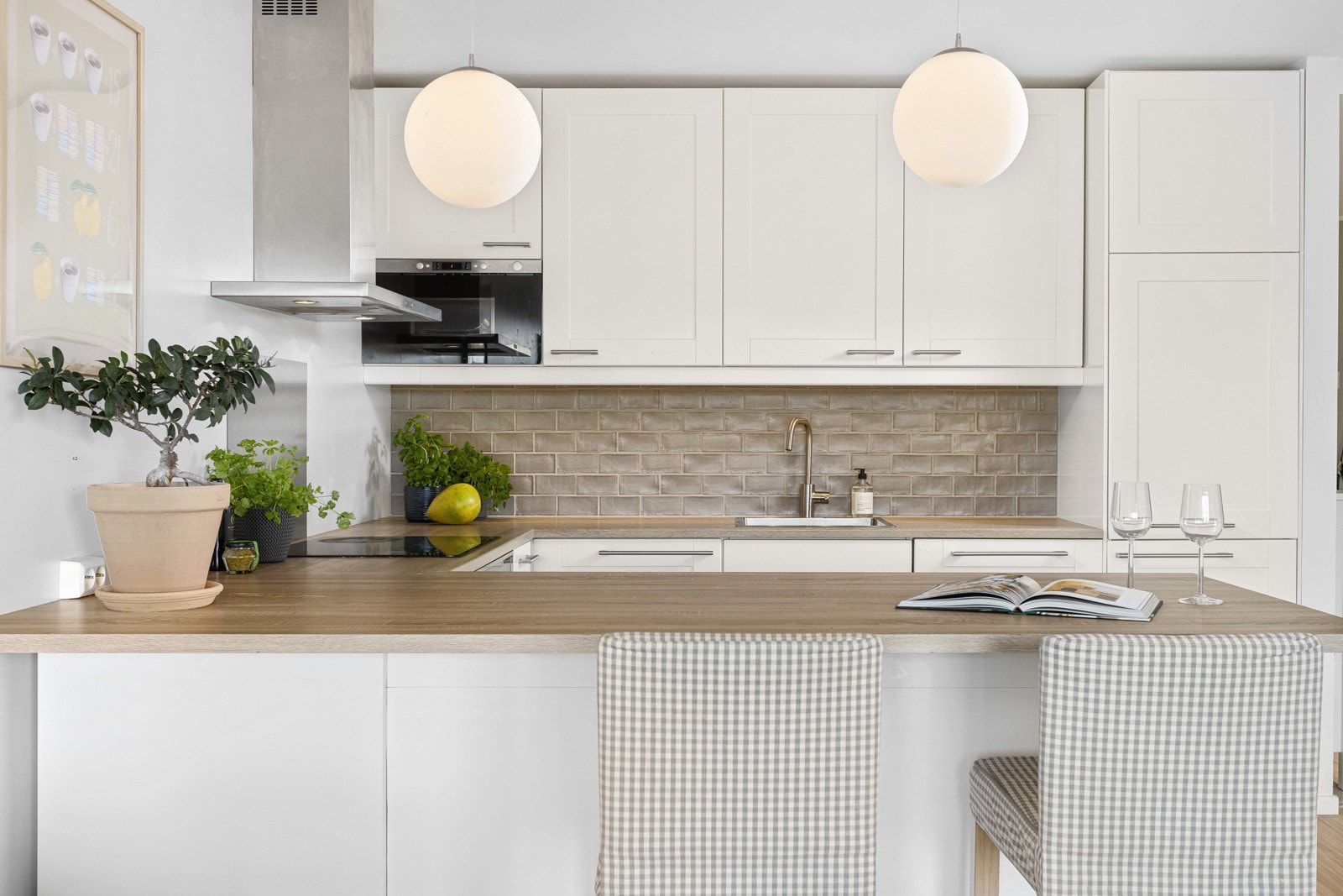 Innbydende takhøy kjøkkeninnredning fra IKEA. Galleribilde