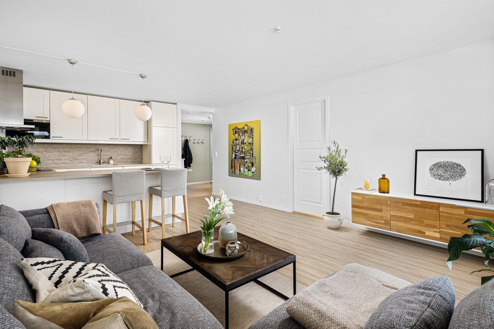 Høy trivselsfaktor, rikelig med lys og hyggelig utsyn og ingen innsyn. Galleribilde