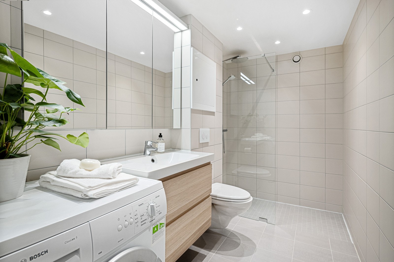 Lekkert flislagt baderom, med god størrelse, varmekabler i gulv og opplegg for vaskemaskin. Nytt i 2018. Galleribilde