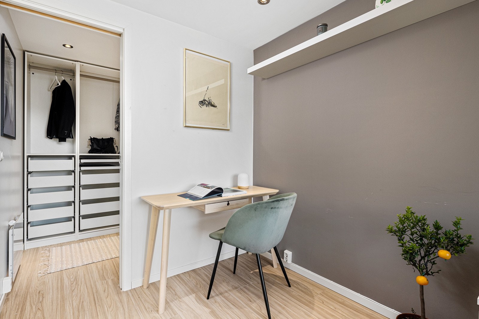 Romslig soverom med plass til hjemmekontor og direkte inngang til walk-in-closet. Galleribilde