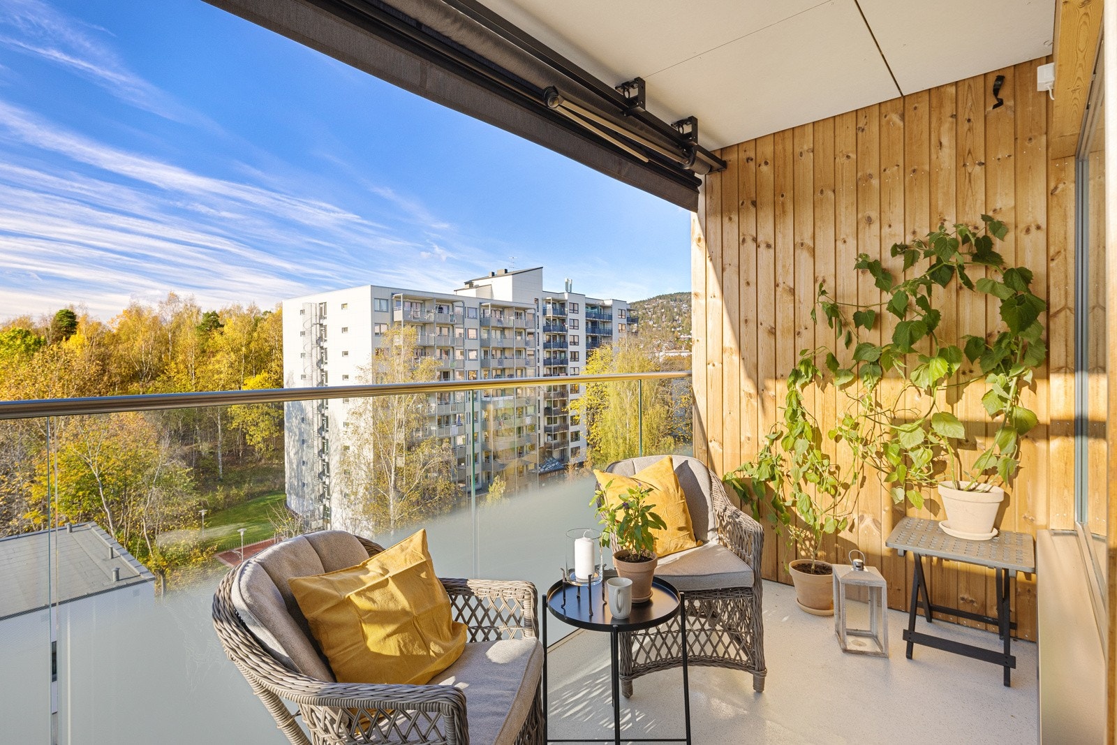 Herlig solrik balkong på ca. 7,5m² rikelig med plass til utemøblement og gassgrill. Galleribilde