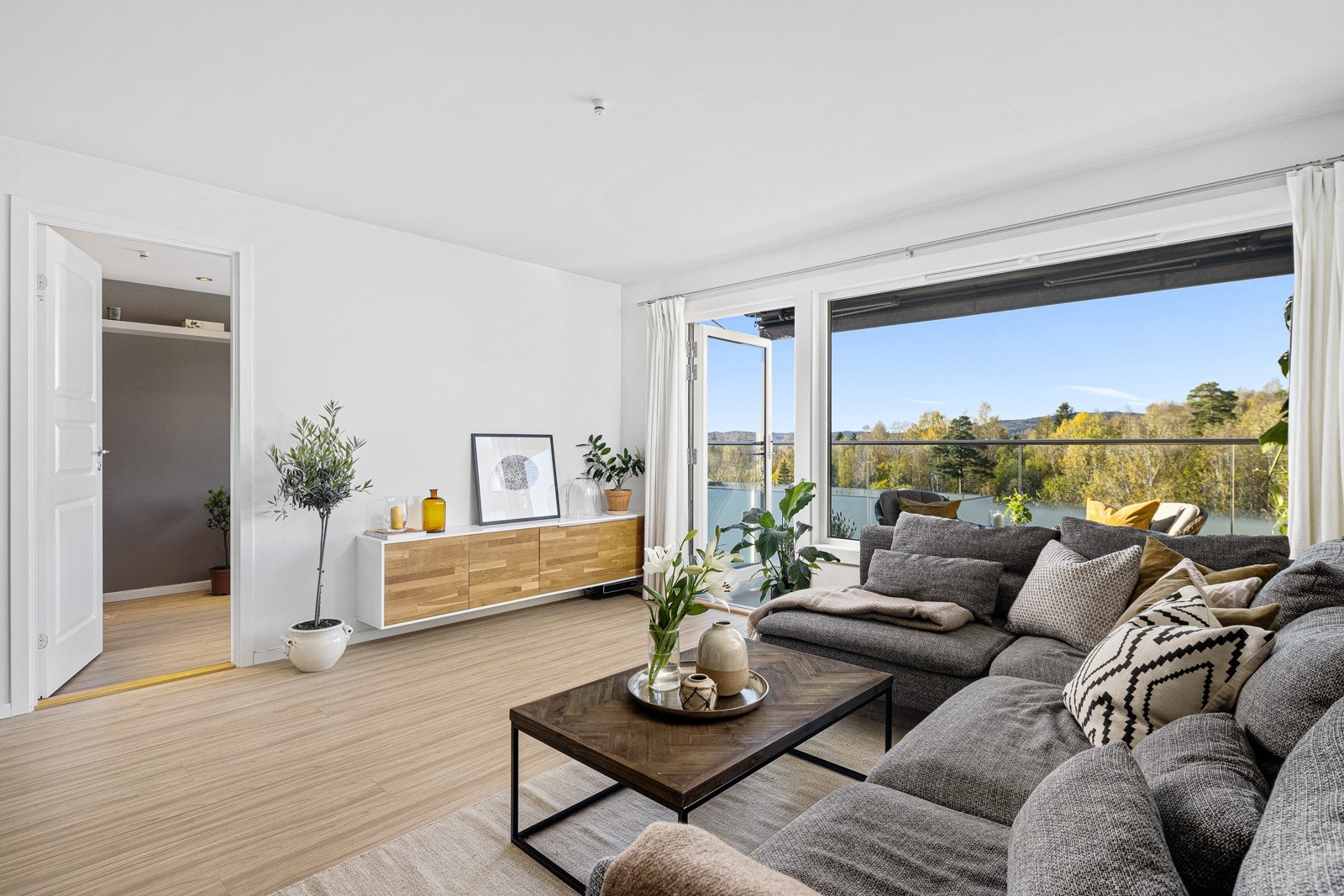 Romslig stue, med rikelig plass til sofagruppe, tv-bord og annet møblement. Direkte utgang til riktig vendt balkong og ingen gjenboere. Galleribilde