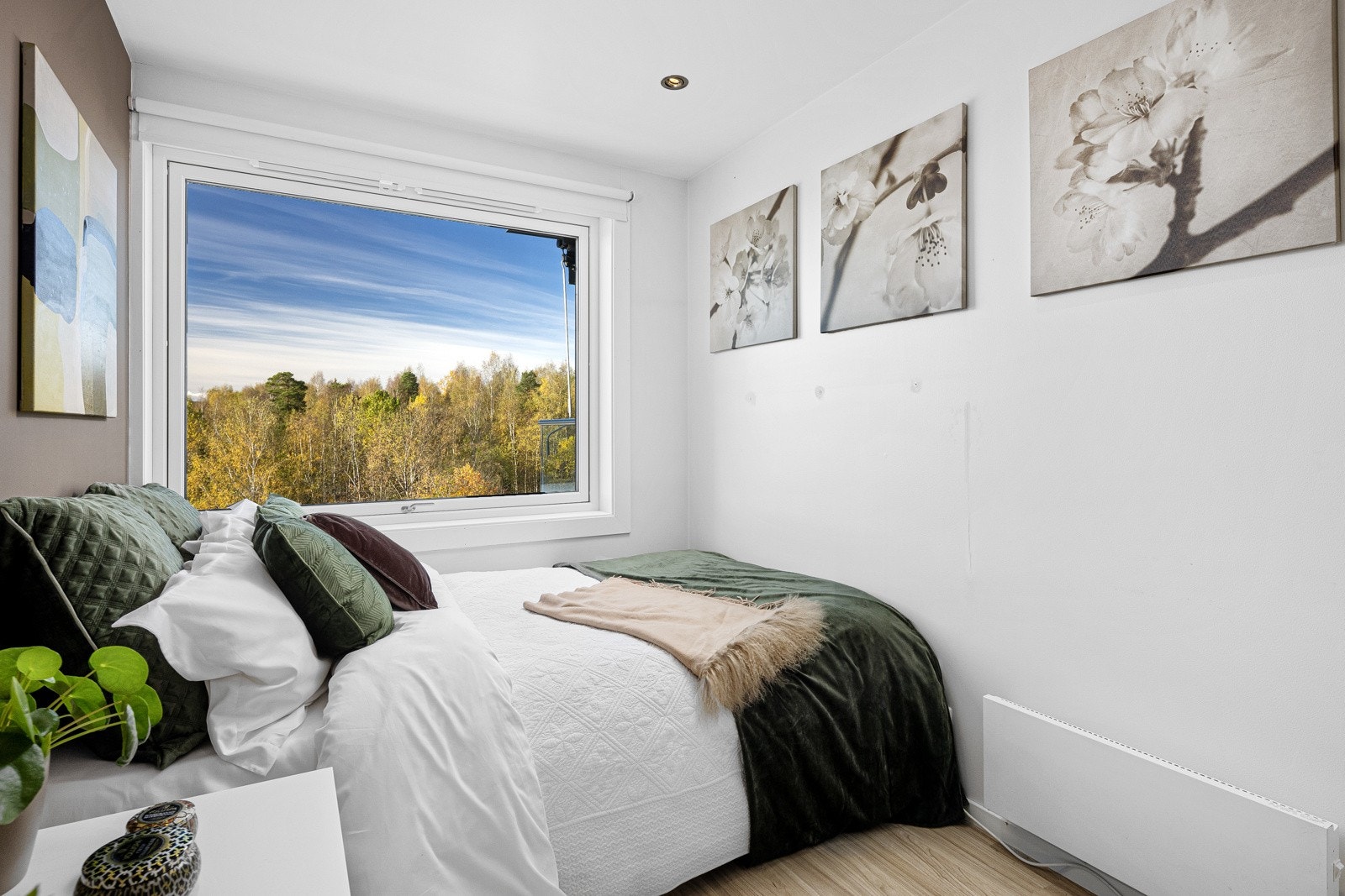 Soverom, med god plass til dobbeltseng, nattbord og annet møblement. Herlig walk-in-closet med åpen garderobeinnredning. Galleribilde