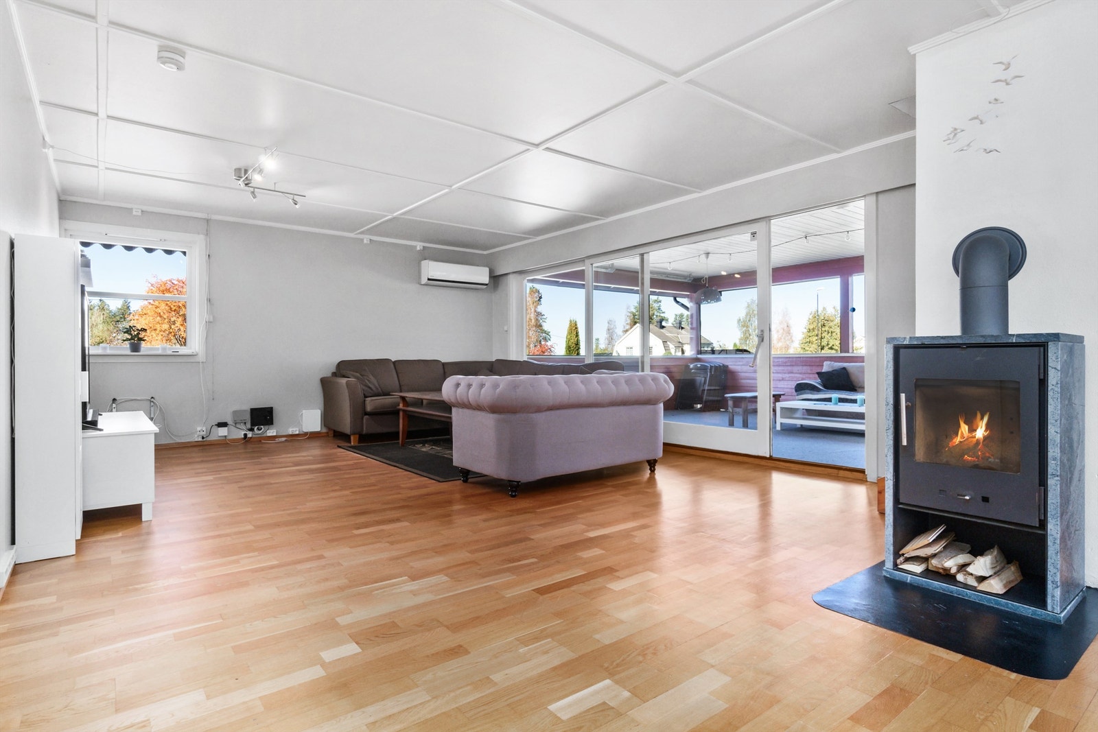 Leilighet 2. etasje i tilbygd del - Stue og balkong Galleribilde