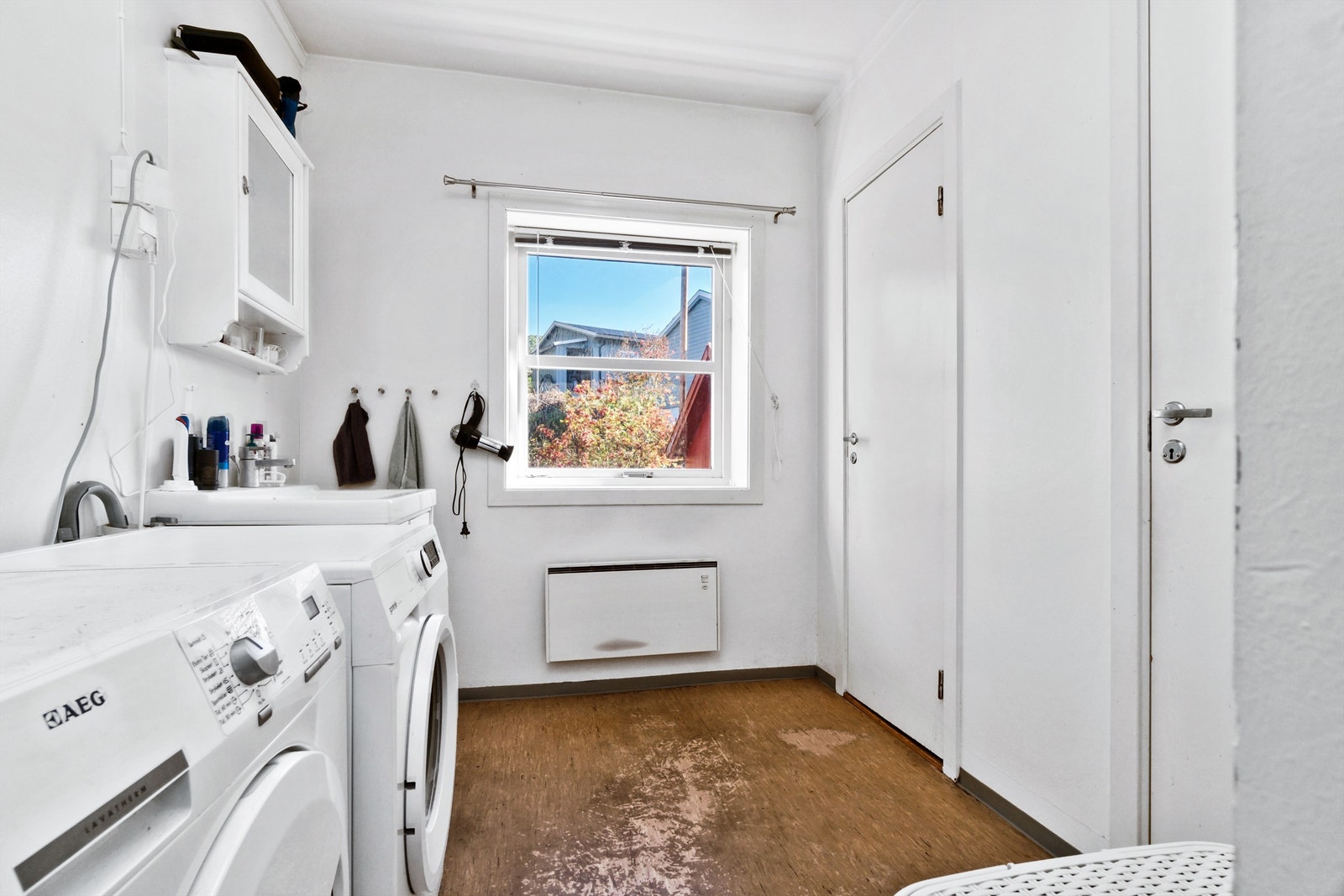 Leilighet 1. etasje - Bad/vaskerom med eget dusjrom og toalettrom Galleribilde