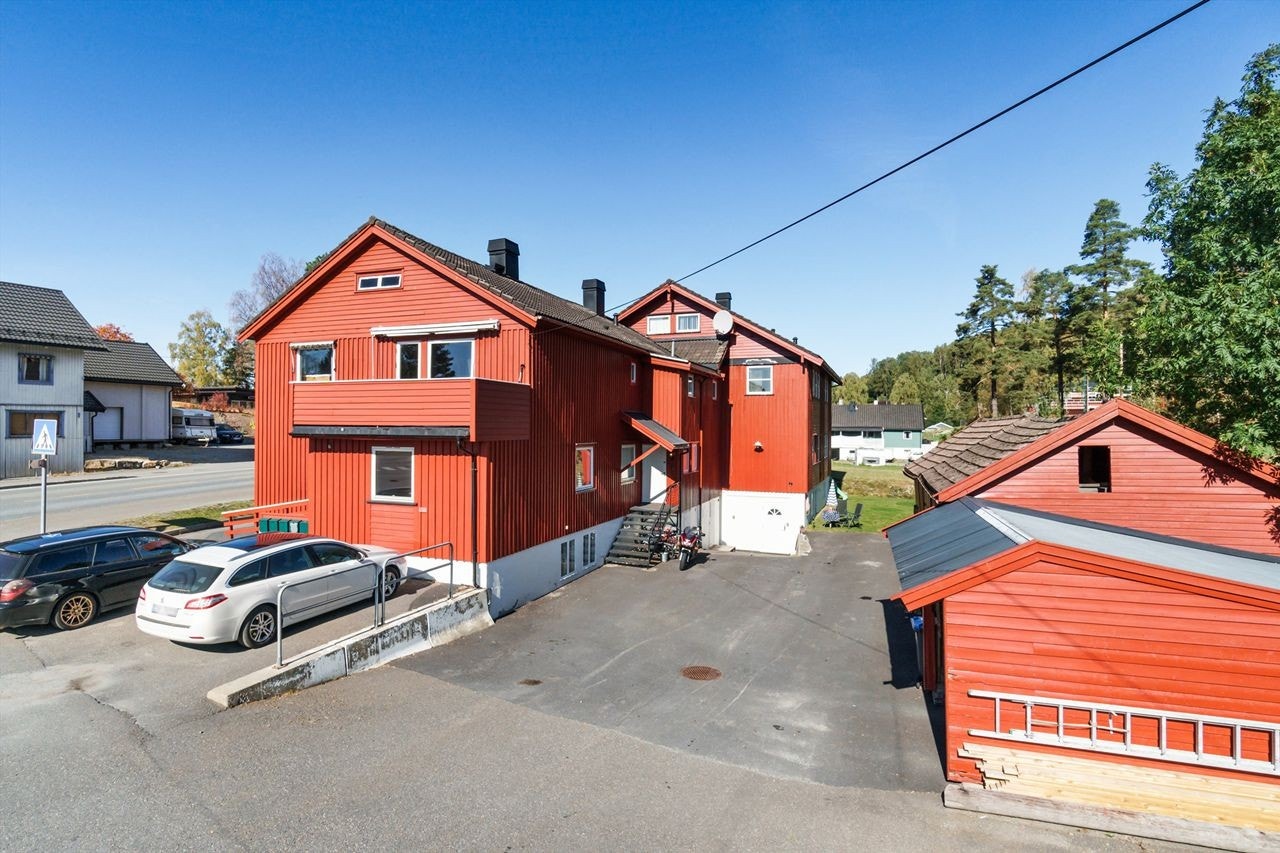 Asfaltert fellesområde og parkering Galleribilde