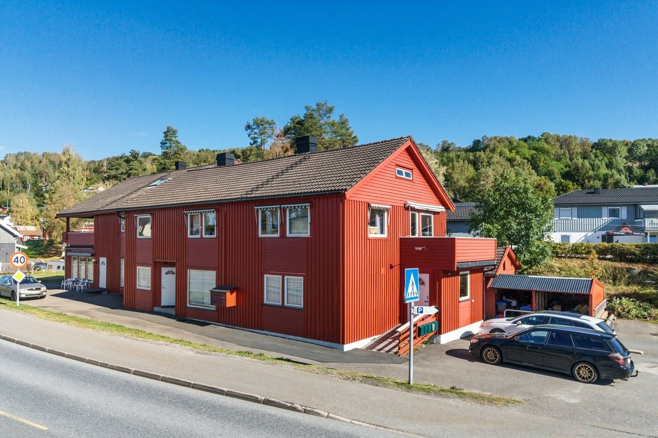 Bygningen inneholder 4 leiligheter, hybel og kjeller Galleribilde