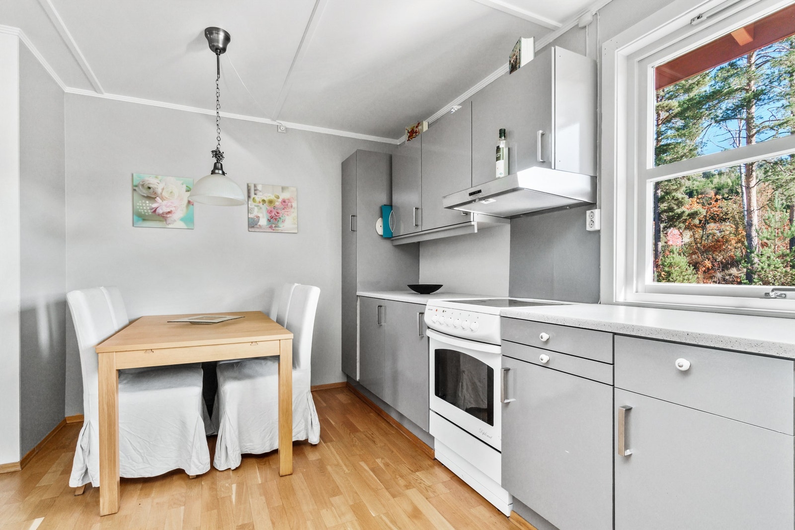 Leilighet 2. etasje i tilbygd del - Kjøkken med spiseplass Galleribilde