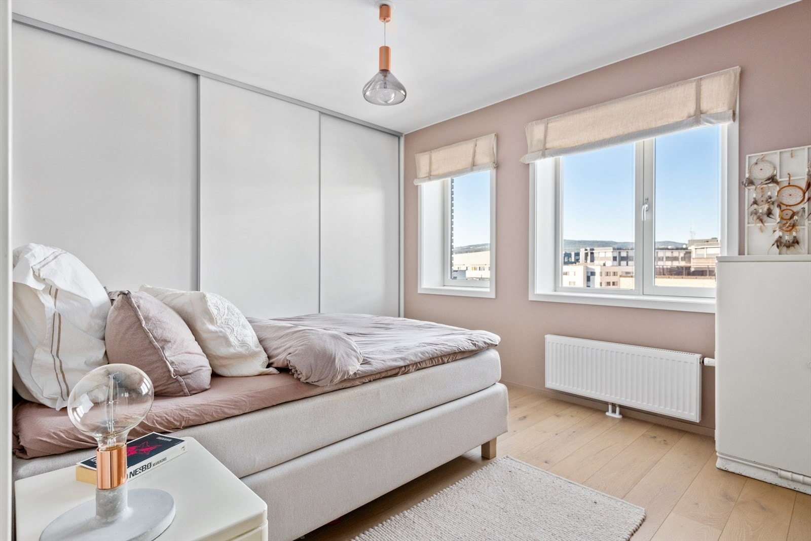 I leiligheten er det to behagelige soverom av god størrelse, som ligger vegg-i-vegg. Hovedsoverommet har en spesialtilpasset skyvedørsgarderobe fra HTH. Galleribilde