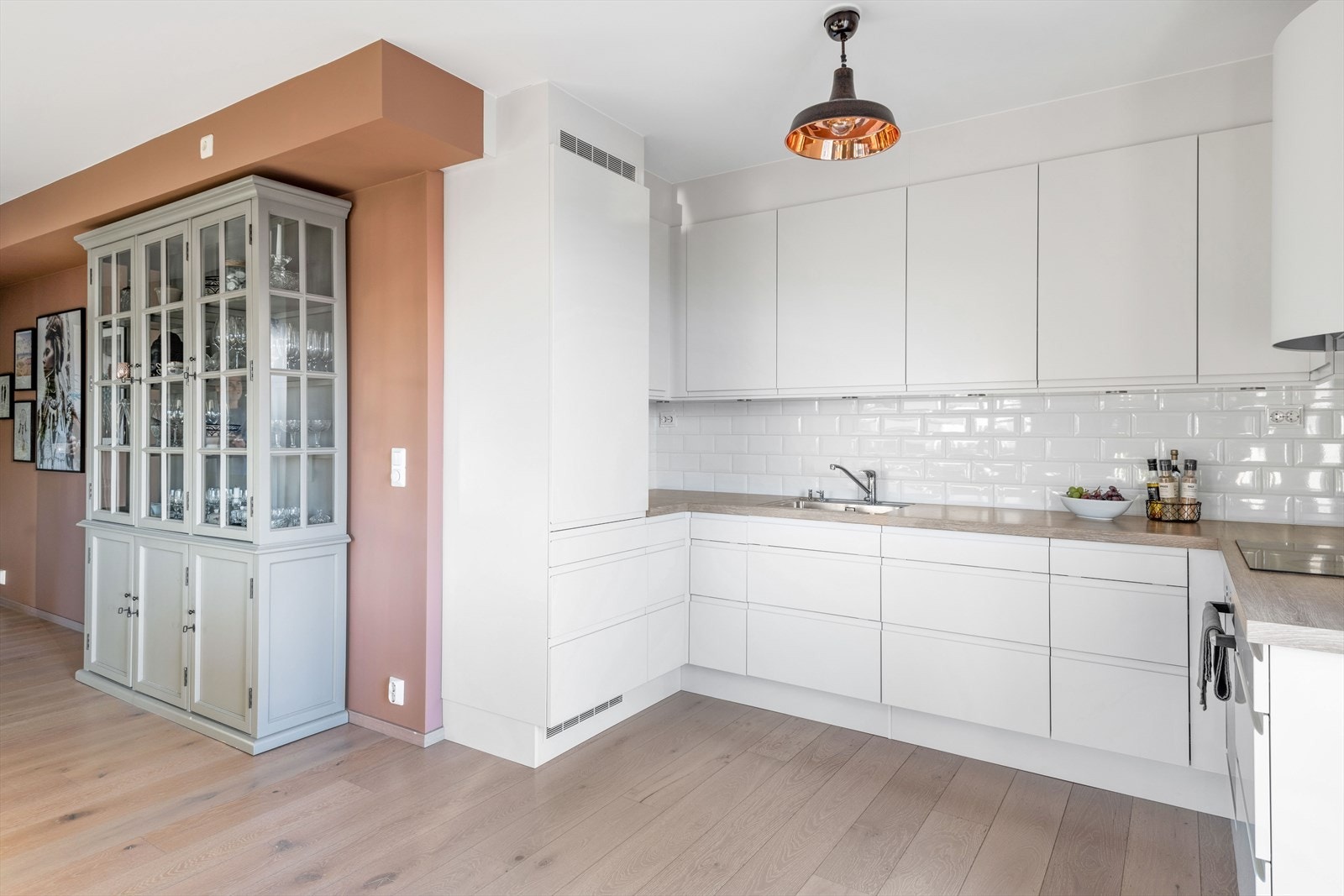 Kjøkkenet ligger tilbaketrukket i rommet og utnytter arealet på en smart måte. Galleribilde