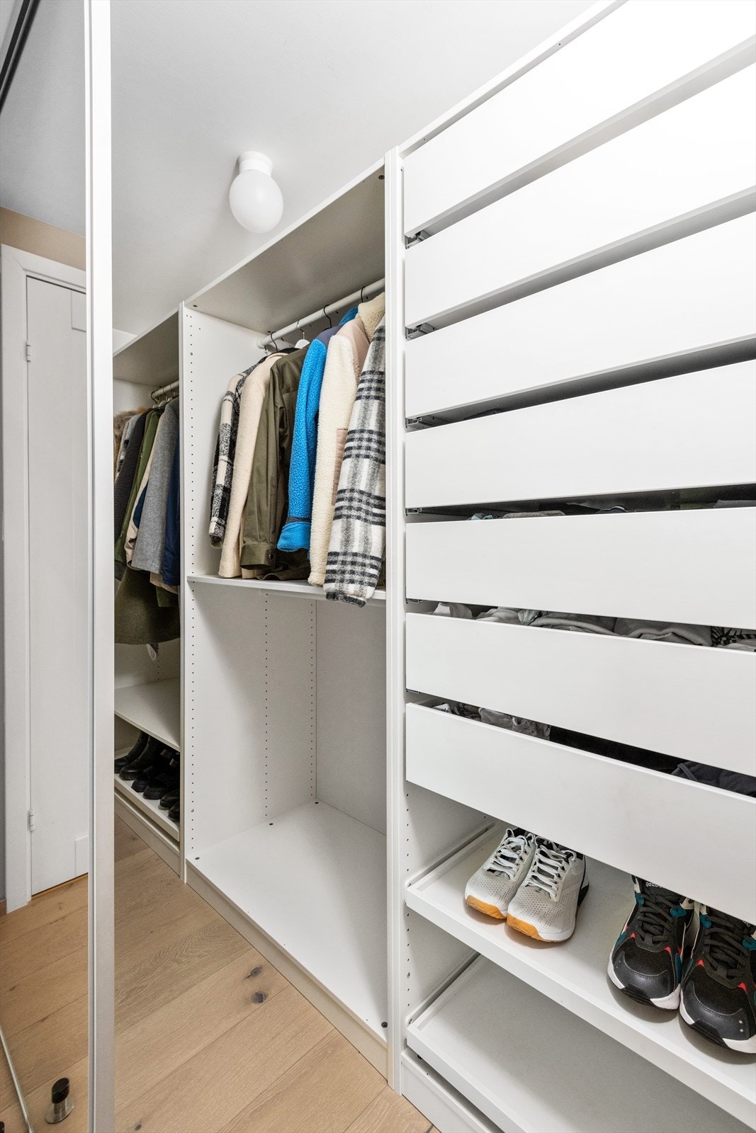 Entreen holdes enkelt ryddig ved hjelp av en dyp skyvedørsgarderobe med speilfronter. Galleribilde