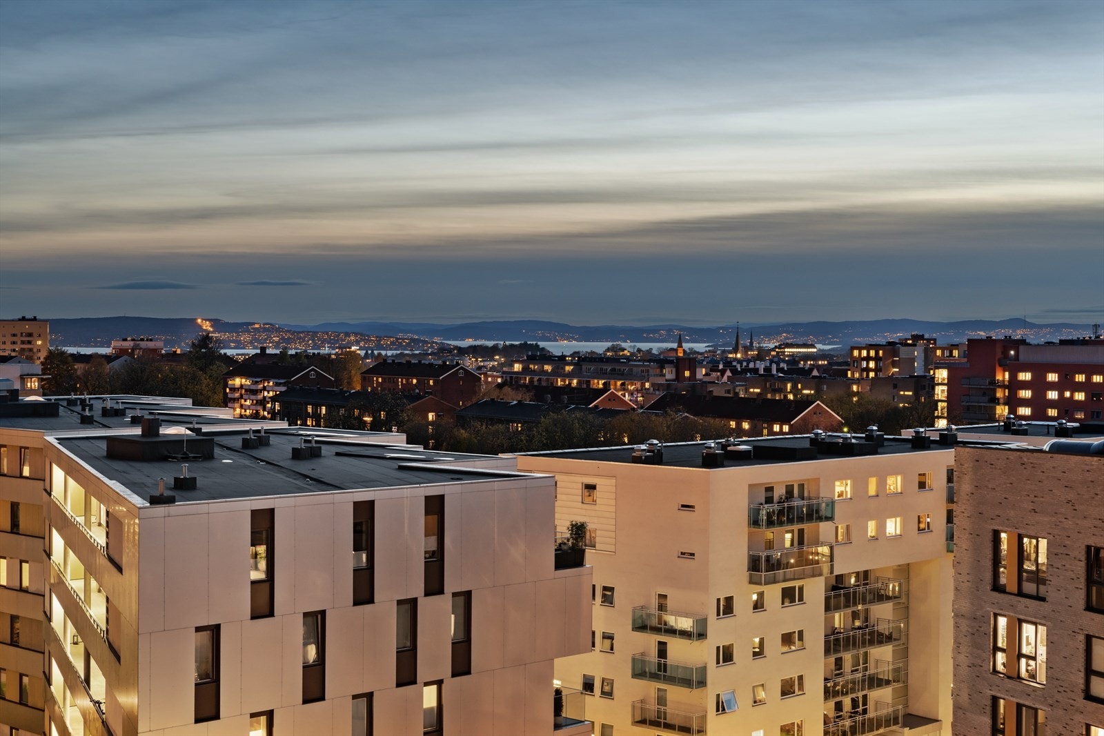 Utsikten strekker seg over byens tak, helt ned til fjorden og opp til Holmenkollen. Galleribilde