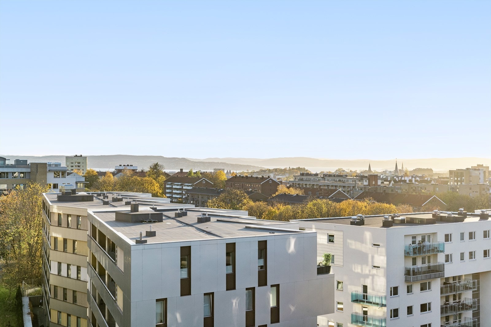 Balkongene ligger på hver sin kant av stuen, slik at man enkelt kan følge solen gjennom dagen. Galleribilde