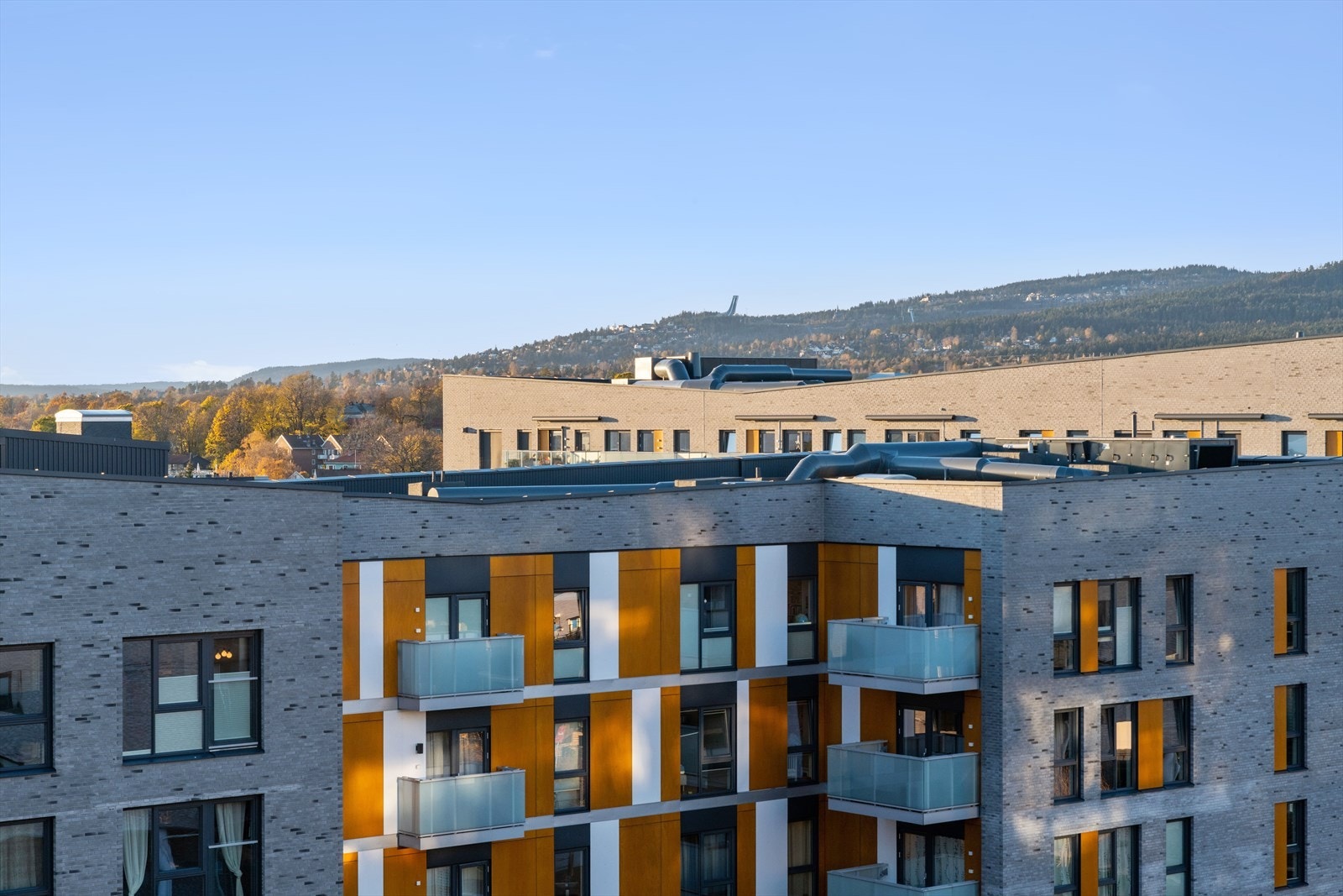 Leiligheten er den øverste med balkong, slik at de ligger fritt og luftig til. Galleribilde