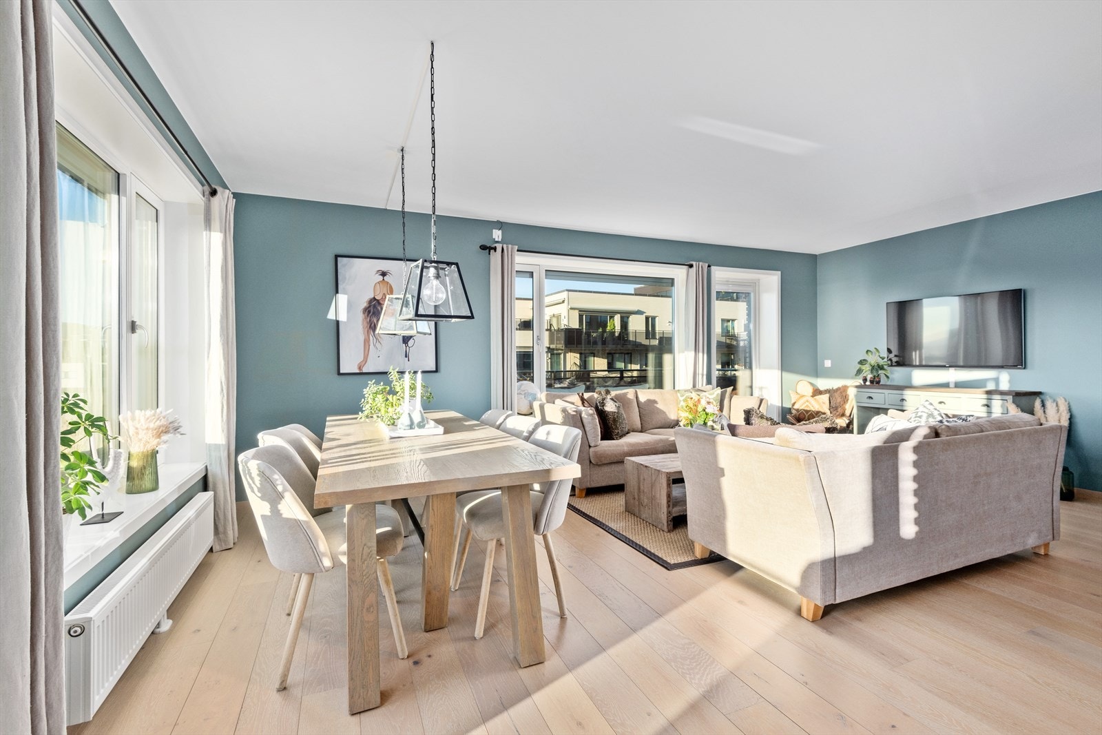 Det er gjennomført smakfulle overflater, med slette, malte vegger og et hvitpigmentert 1-stavs parkettgulv. Galleribilde