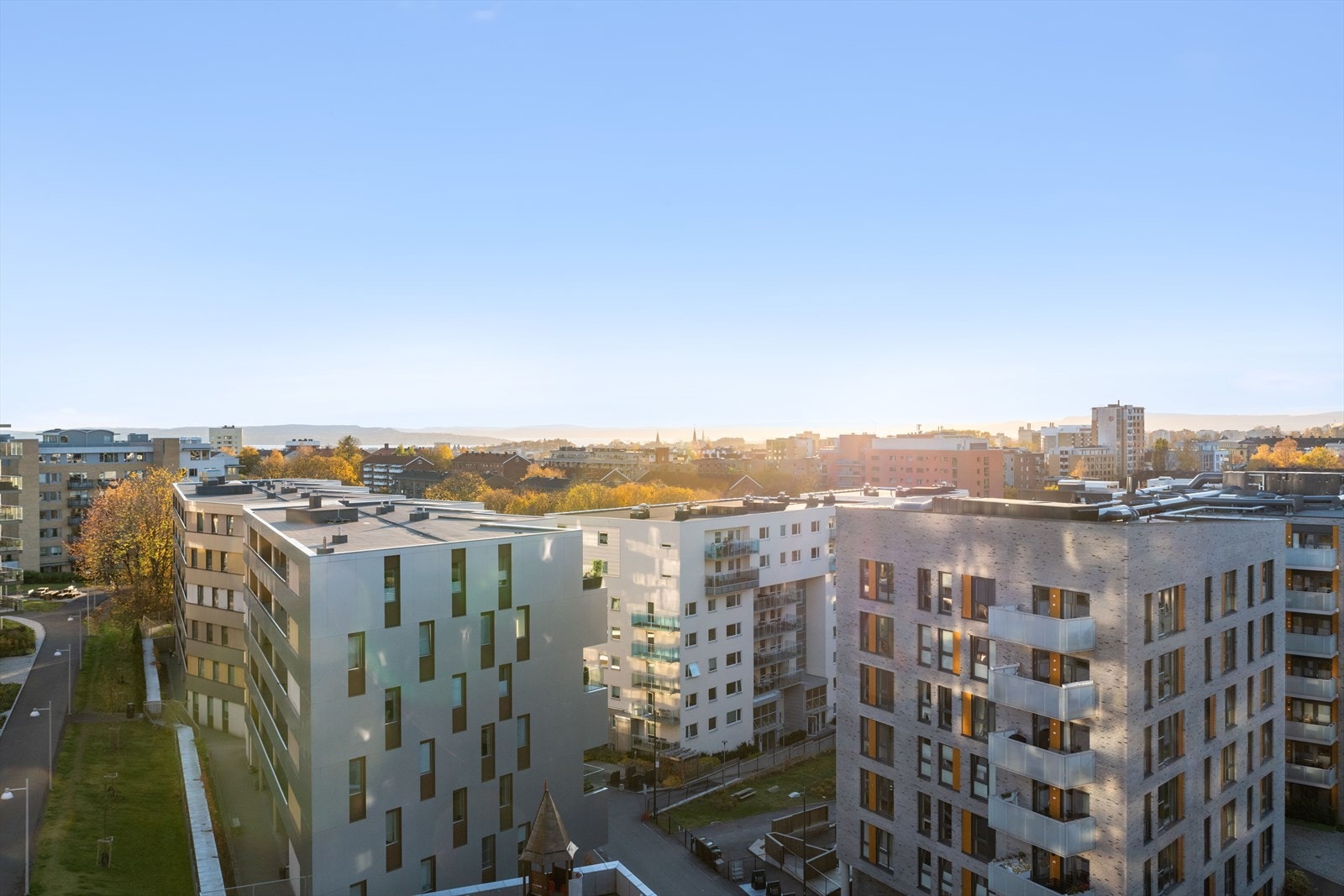 Fra balkongene er det også et fint utsyn til nærområdets arkitektur og grønne lunger. Galleribilde