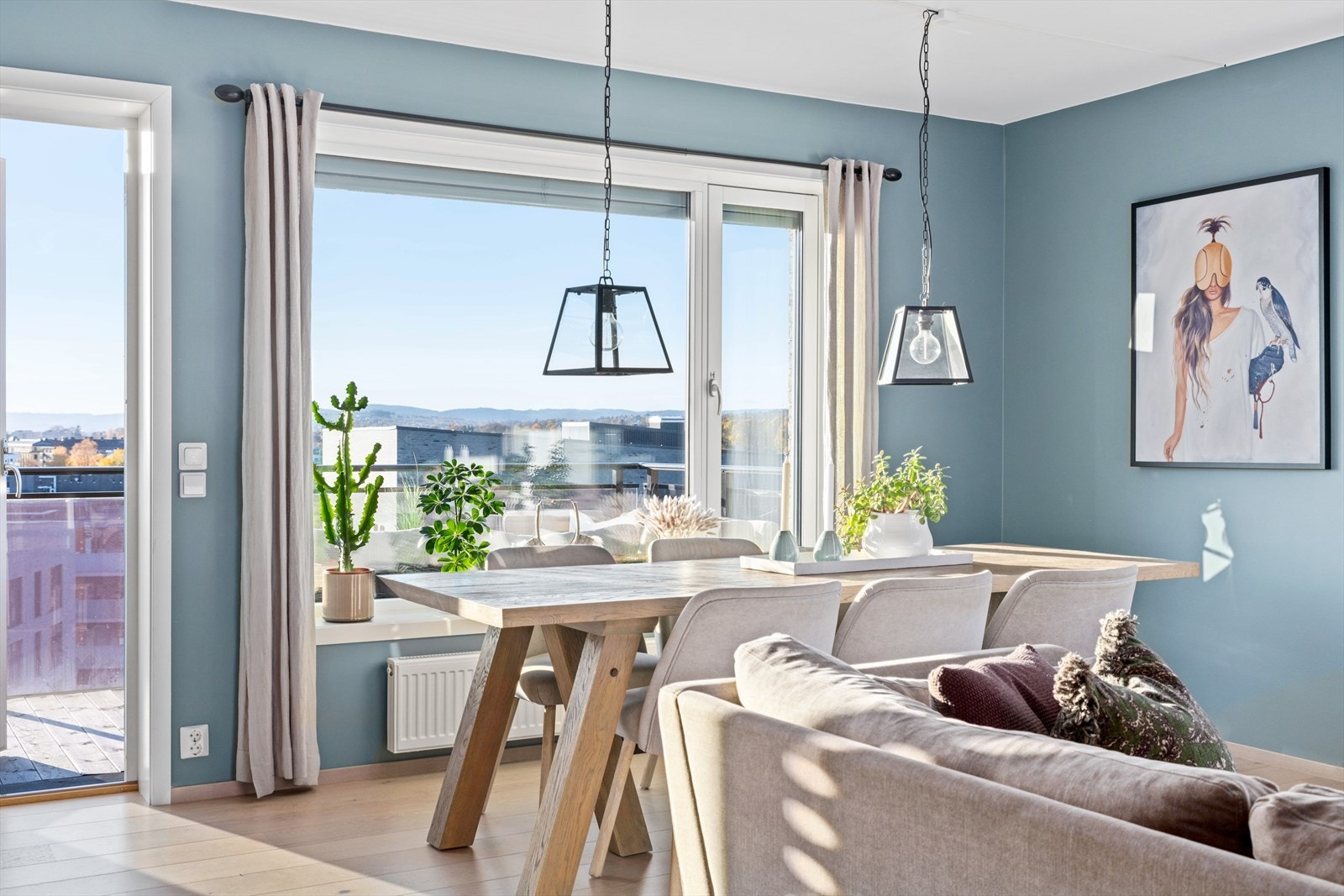 Stuen gjør seg like godt til hverdags som fest, med fin plass til spisebord og sofagruppe. Galleribilde