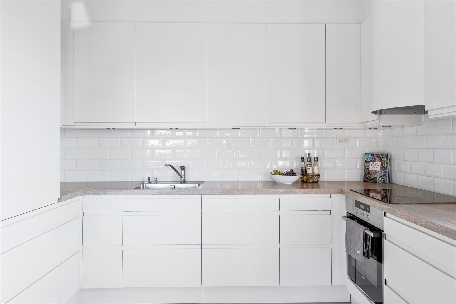 Det er integrert induksjonstopp, stekeovn, oppvaskmaskin og kombinert kjøl/frys. Galleribilde