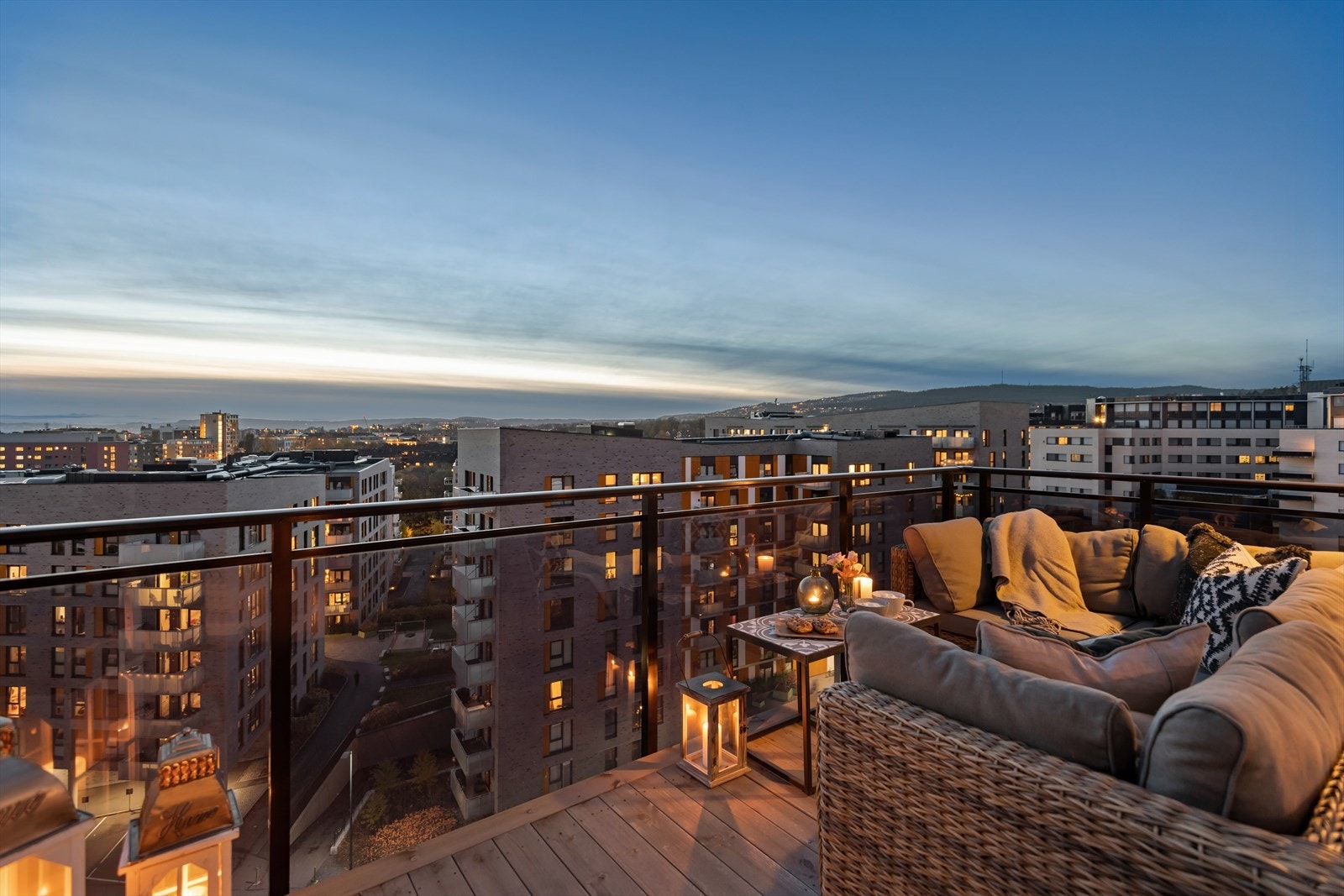 Leiligheten ligger høyt i terrenget, noe som belønnes med en langstrakt, flott utsikt. Galleribilde