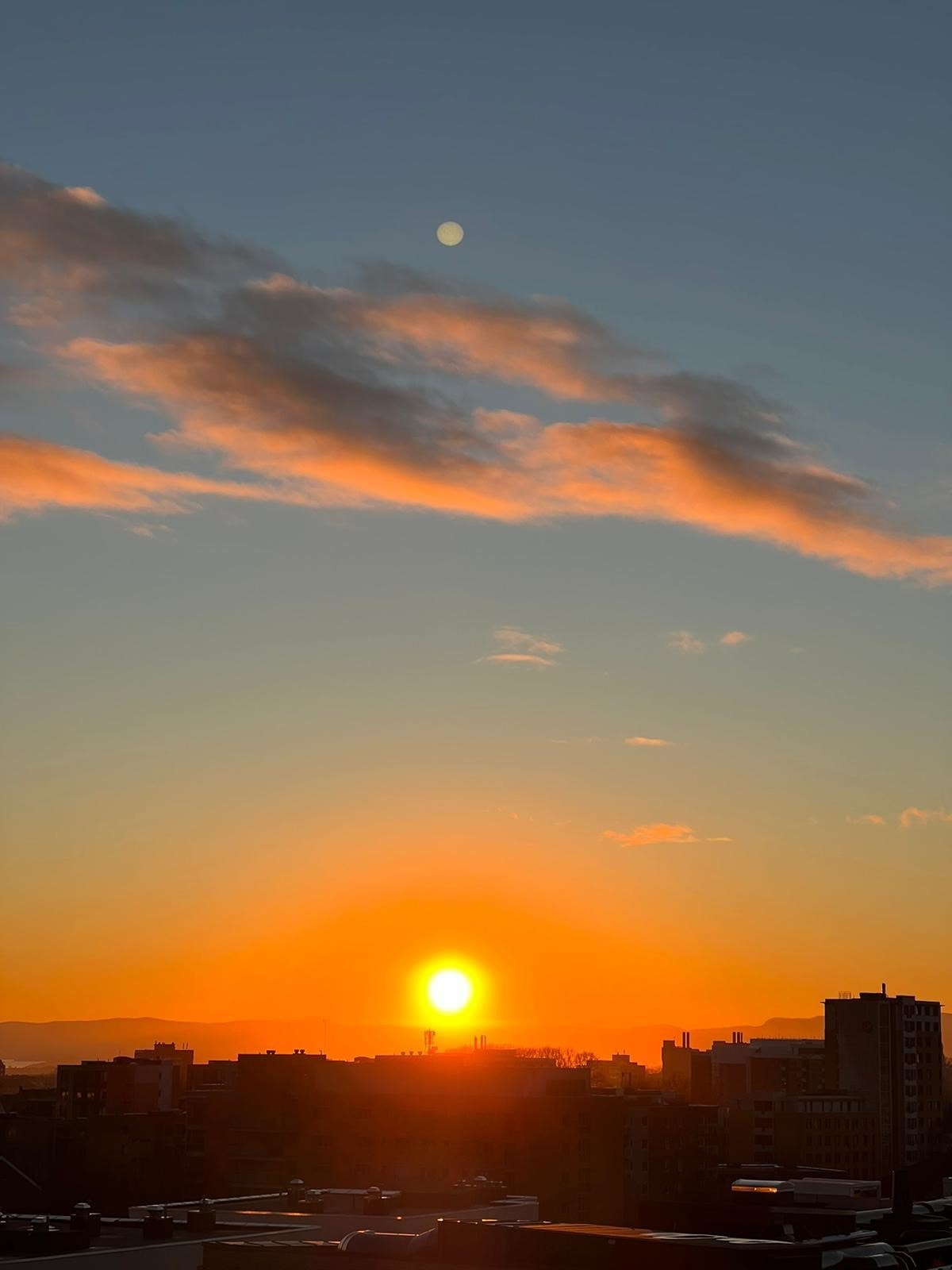 Fra balkongen blir man vitne til nydelige solnedganger året rundt. (bilde tatt av selger). Galleribilde
