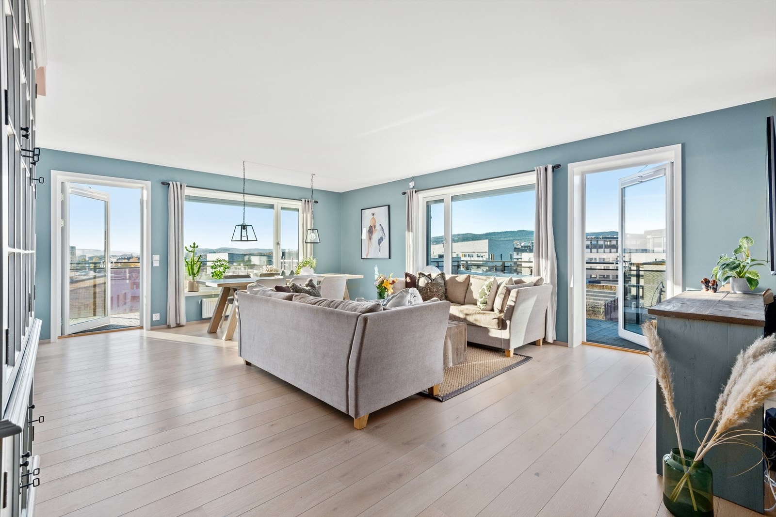 Hjørnebeliggenheten kommer til sin fulle rett i stuen, hvor det er store vindusflater i to himmelretninger. Galleribilde