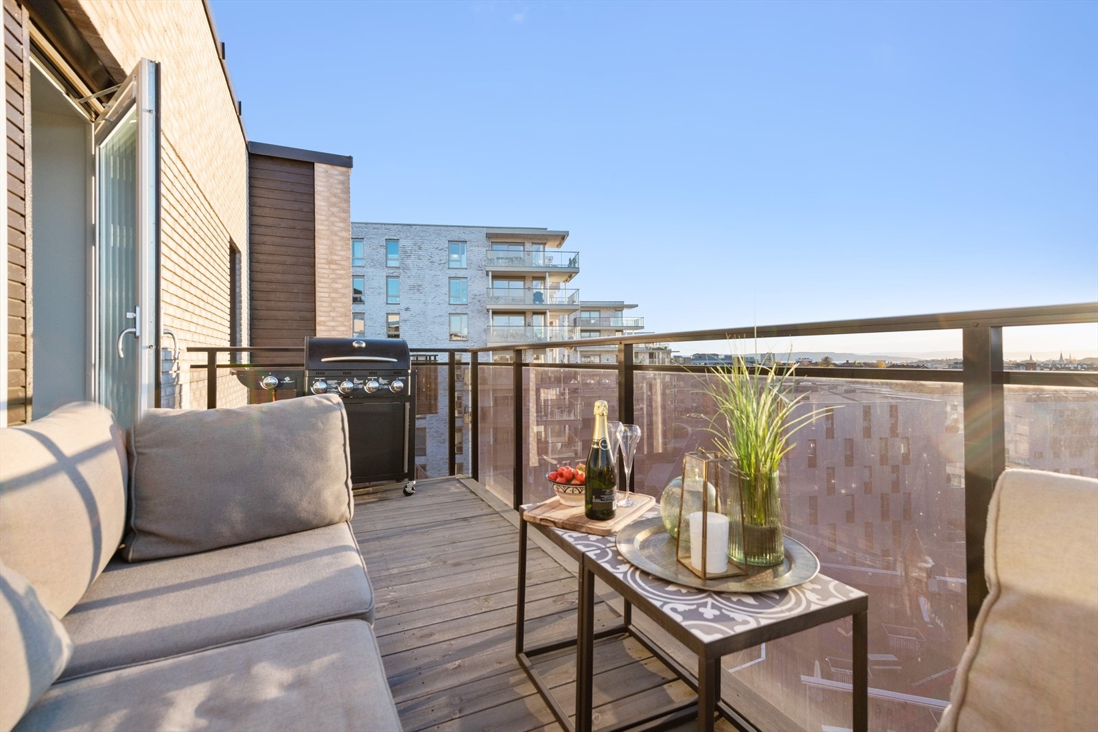 Balkongene har tredekke og moderne rekkverk i glass og sortlakkert metall. Galleribilde