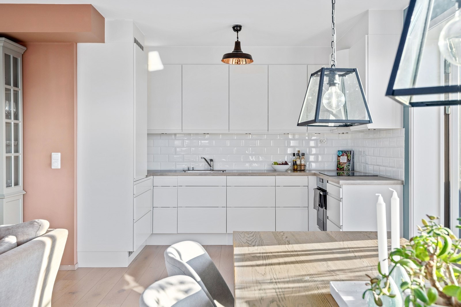 Kjøkkenet har en tidløs HTH-innredning med hvite, slette fronter og laminatbenkeplate. Galleribilde