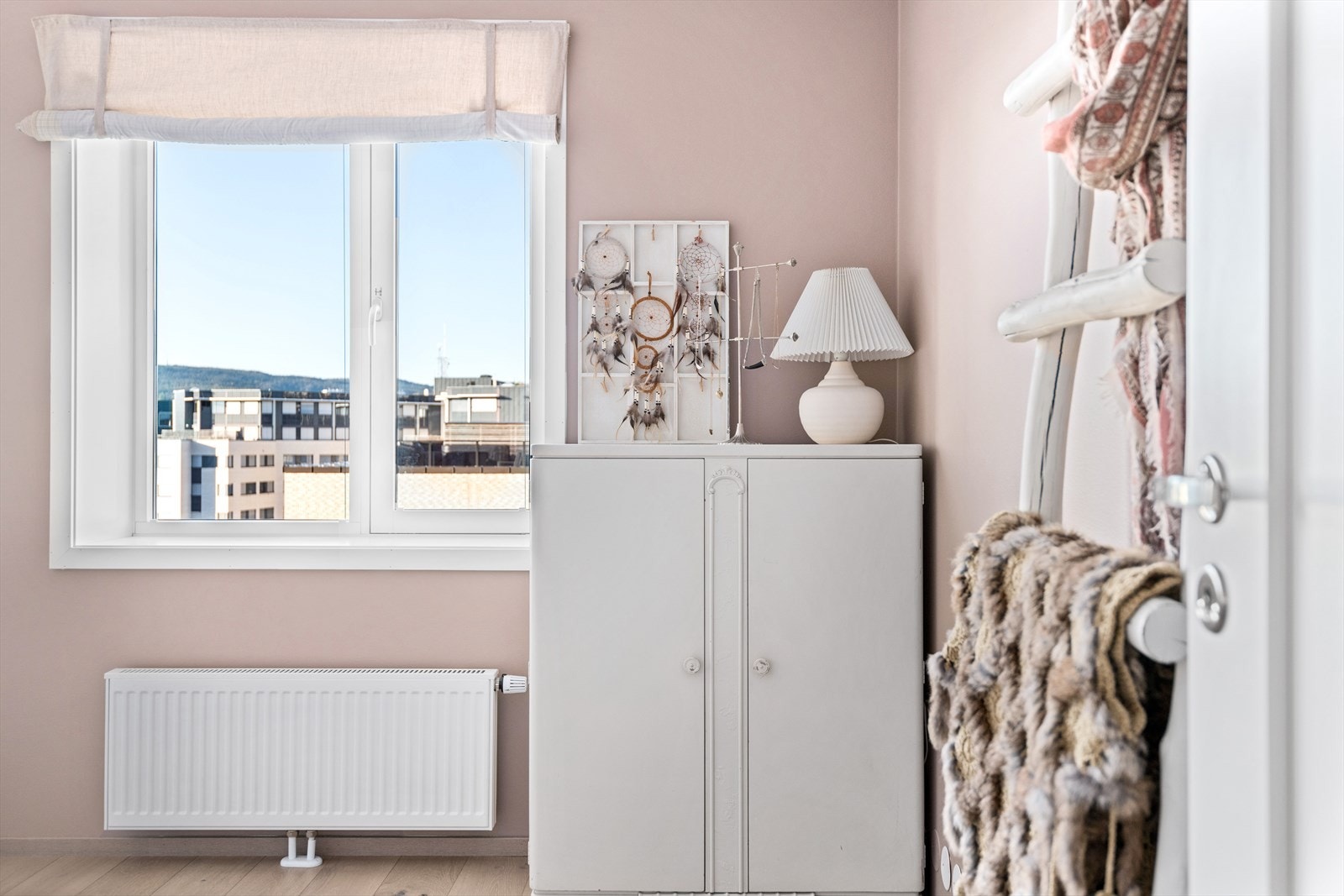 Hovedsoverommet har en tredørs skyvedørsgarderobe, samt plass til dobbeltseng og annet ønsket møblement. Galleribilde