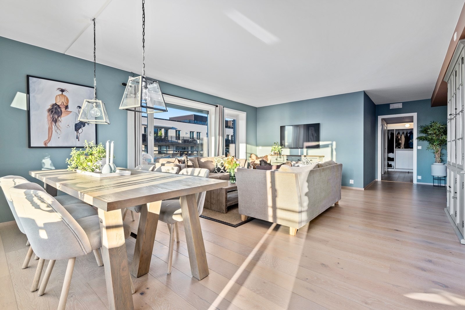 Stuen er tiltalende og ligger i en velfungerende, åpen løsning med kjøkkenet. Galleribilde