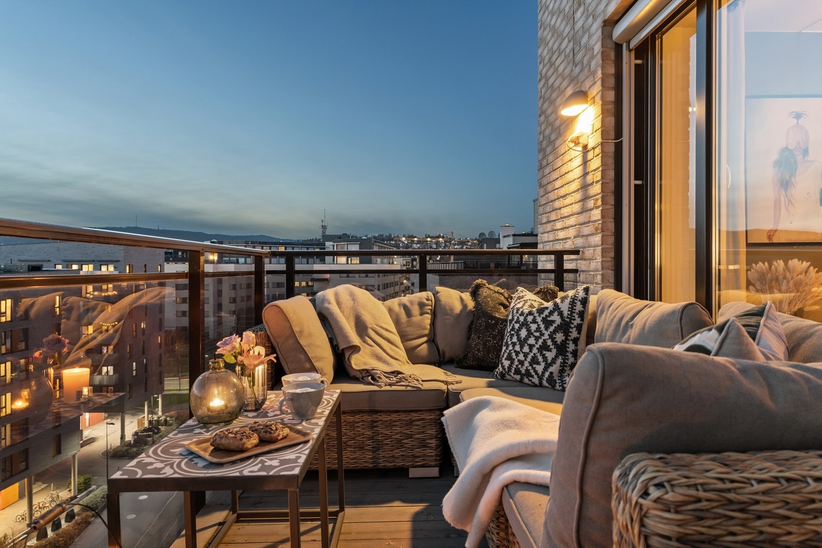 Her skiltes det med to herlige balkonger, som begge har utgang fra stuen. Galleribilde