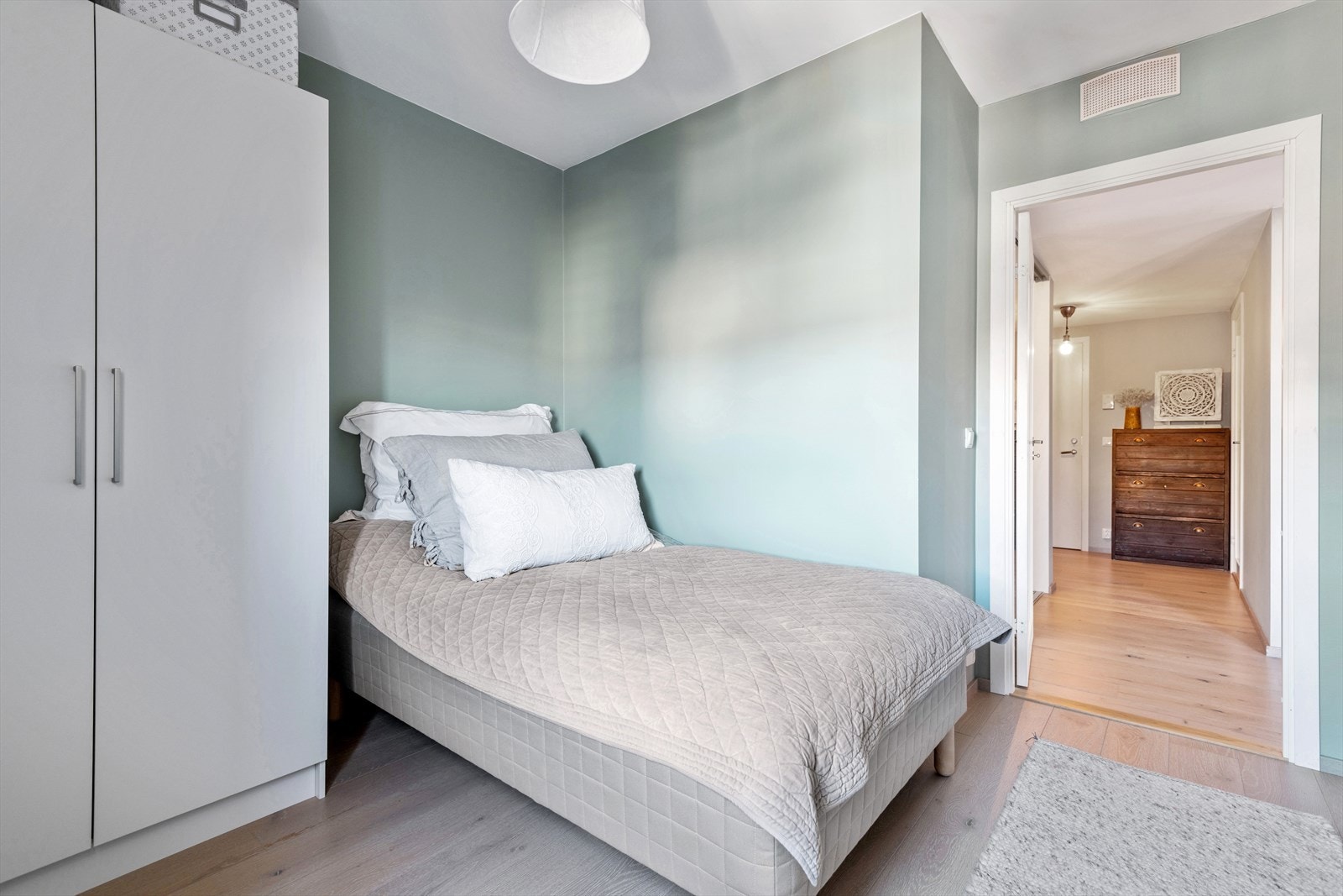 For ekstra lagring disponeres det en kjellerbod på ca. 5,7 kvm. Galleribilde