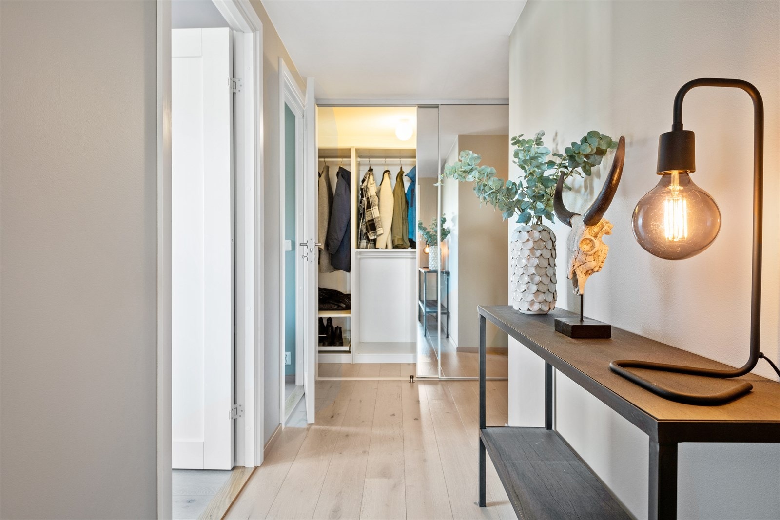 Det er moderne løsninger som balansert ventilasjon og vannbåren varme. Galleribilde