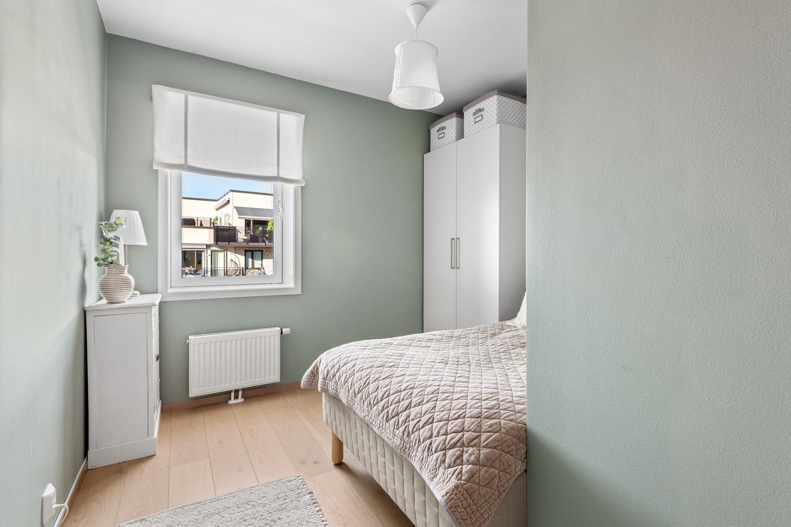 Det andre soverommet har god oppbevaringsplass i et dobbelt, hvitt garderobeskap. Galleribilde