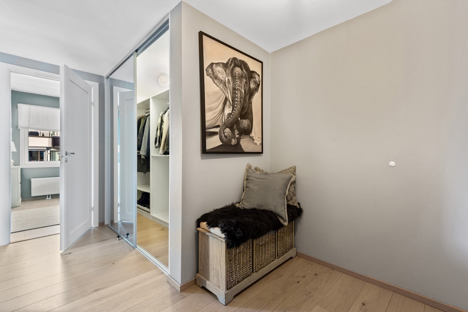 Entreen gir et godt førsteinntrykk og er praktisk utstyrt med porttelefon. Galleribilde