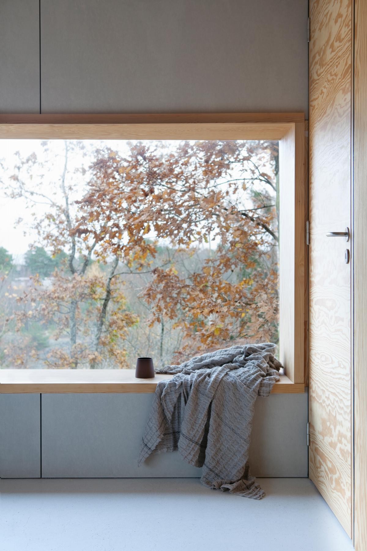 I underetasjen er en vindusnisje blitt til en avslappende benk, hvor man kan ta seg en pause og nyte den vakre naturen utenfor. Galleribilde