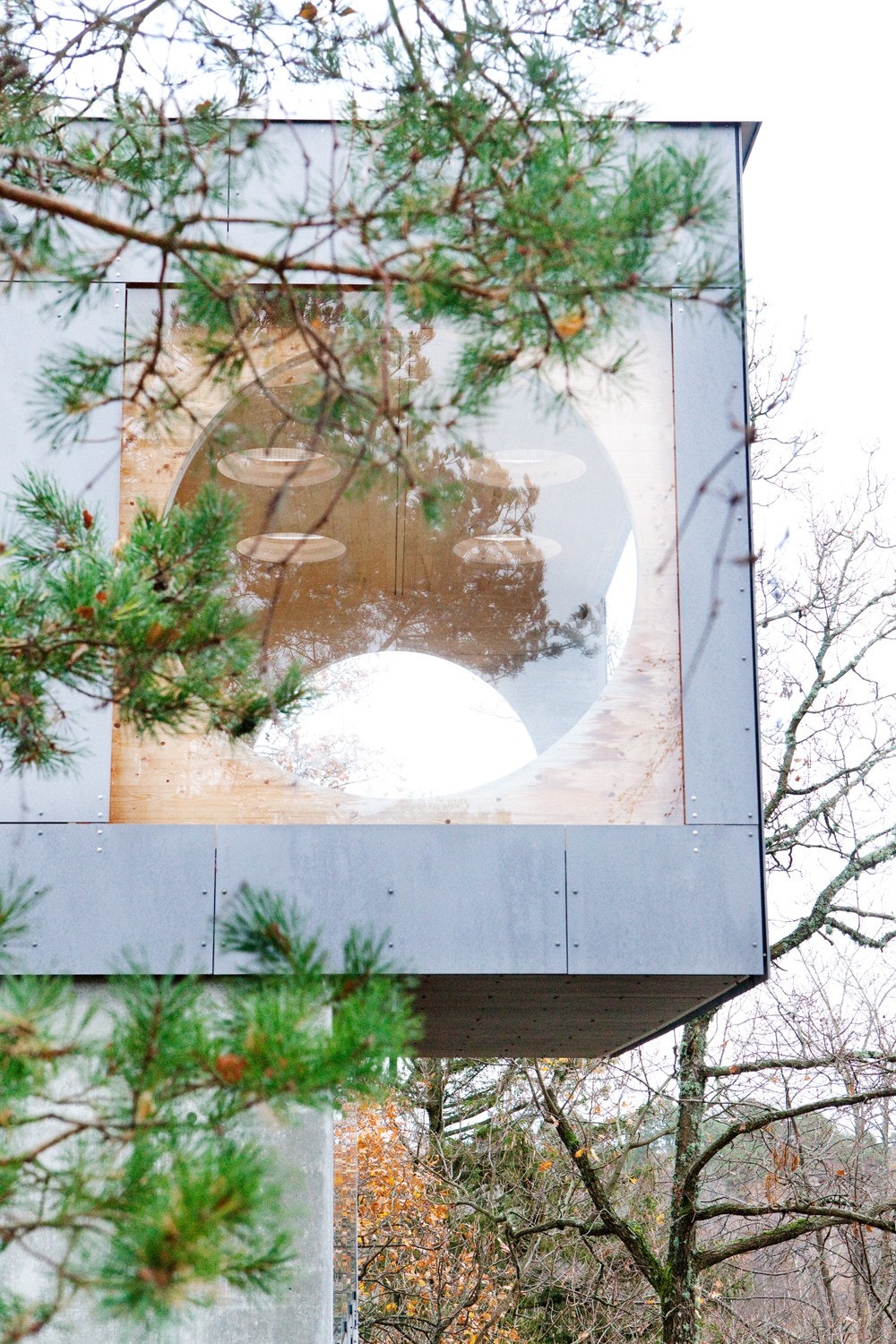 Vinduene fremstår som firkantede om dagen, men når mørket fallet på fremkaller lyset innenfra den runde formen. Galleribilde