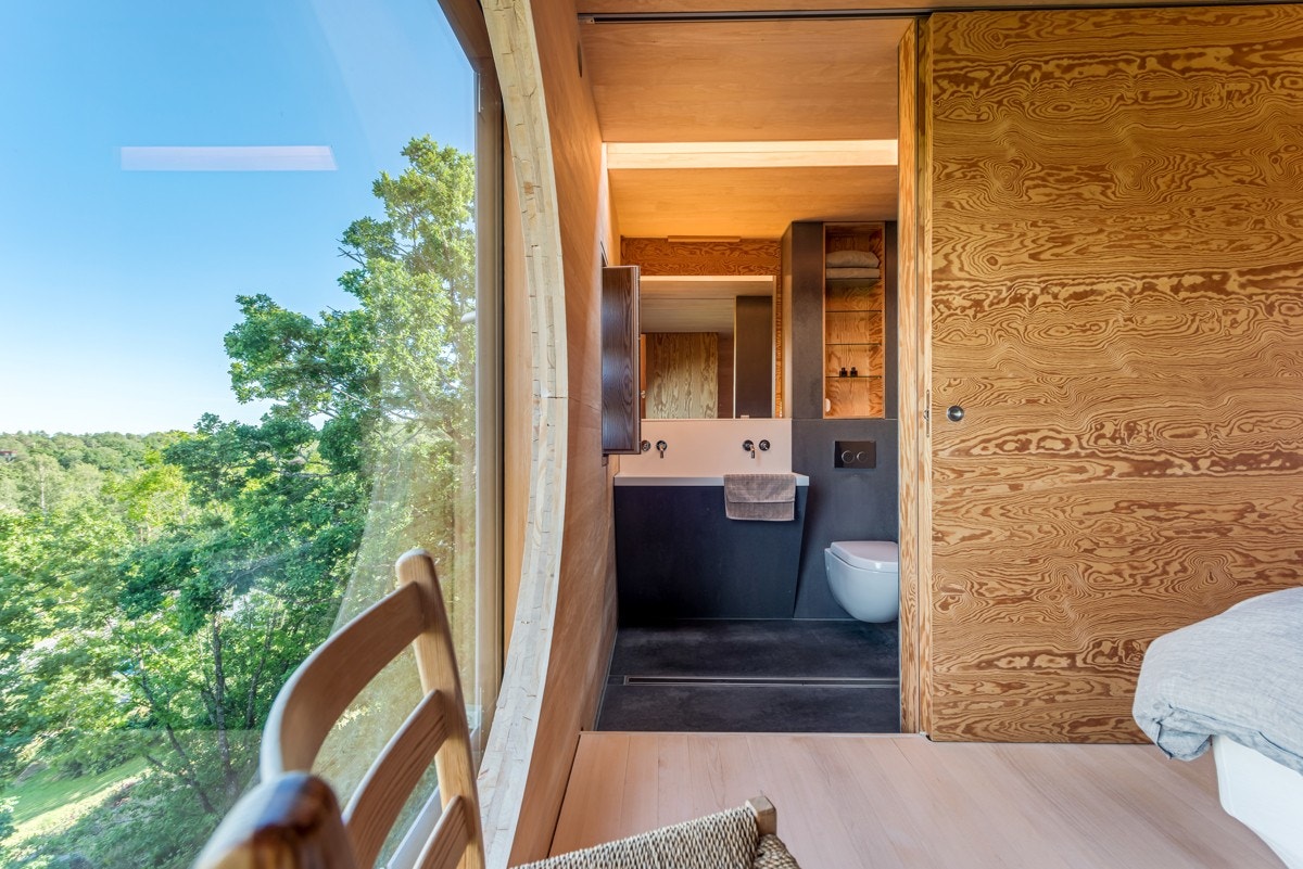 Alle våtrom er kledd i fibersement, samme materiale som fasaden på huset, inkludert hovedsoverommets bad. Galleribilde