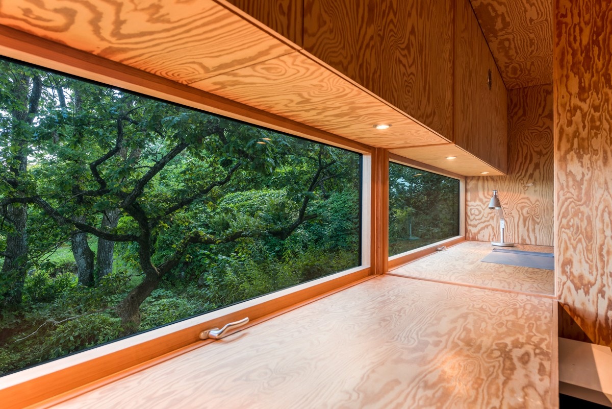 Glassvinduet og den gjennomgående arbeidsbenken er designet med tanke på lysinnslipp i de to rommene. Galleribilde