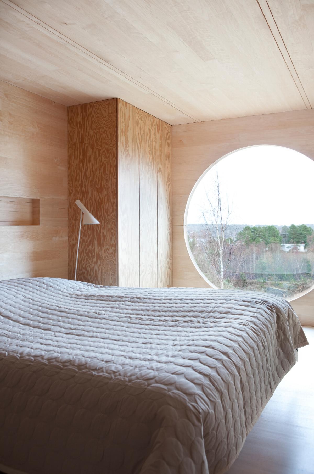 Hovedsoverommet har garderobeskap i furufiner. Galleribilde