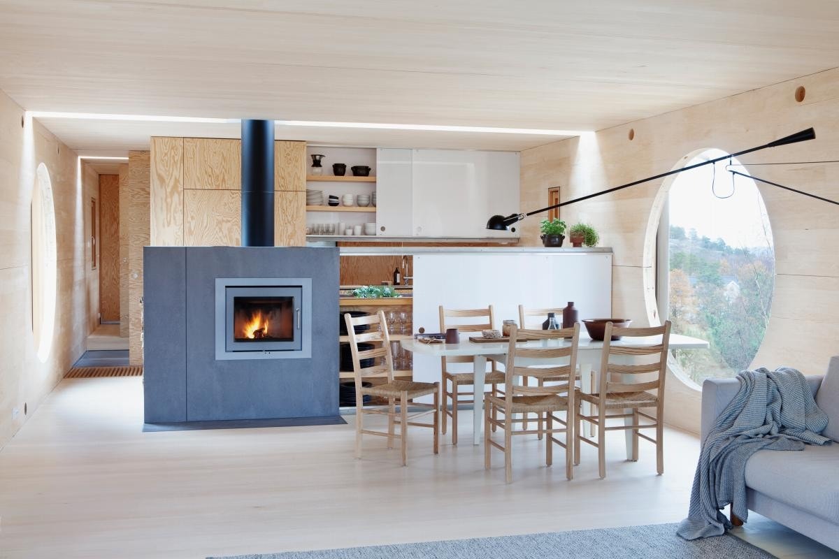 Kjøkkenet har innredning med fronter i glatt furufiner og integrerte kvalitetshvitevarer. Galleribilde