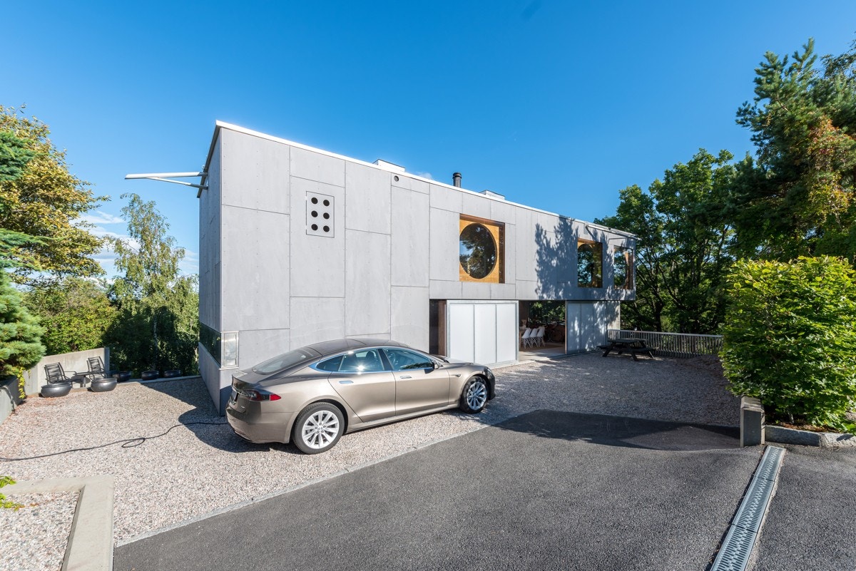 Det er gode parkeringsmuligheter på egen gårdsplass som er delvis asfaltert og det er delvis elvesingel. Galleribilde