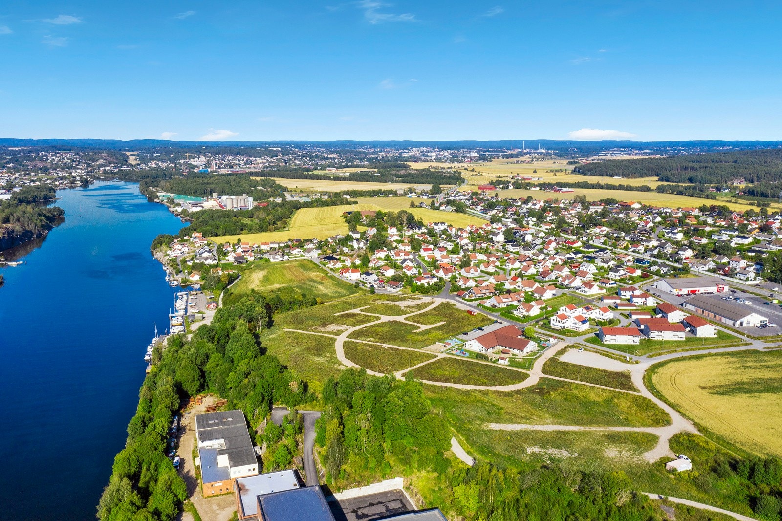 Området ligger flott plassert mellom eksisterende boligområde og elva på Torp Mellom. Galleribilde