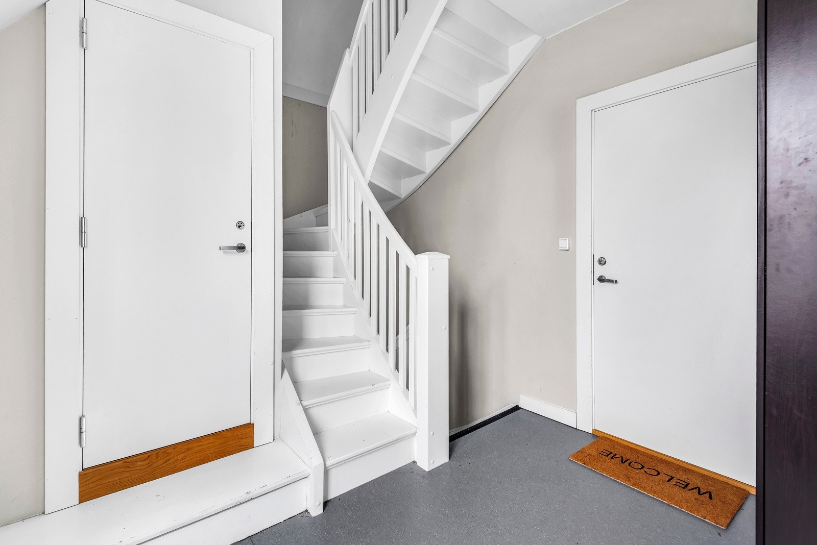 2. etg. består av stue, kjøkken, bad og 2 soverom Galleribilde