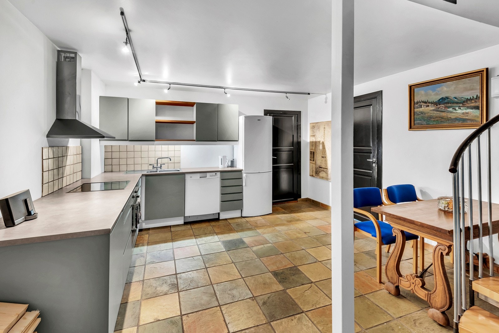 Stort kjøkken med gode arbeidsflater Galleribilde