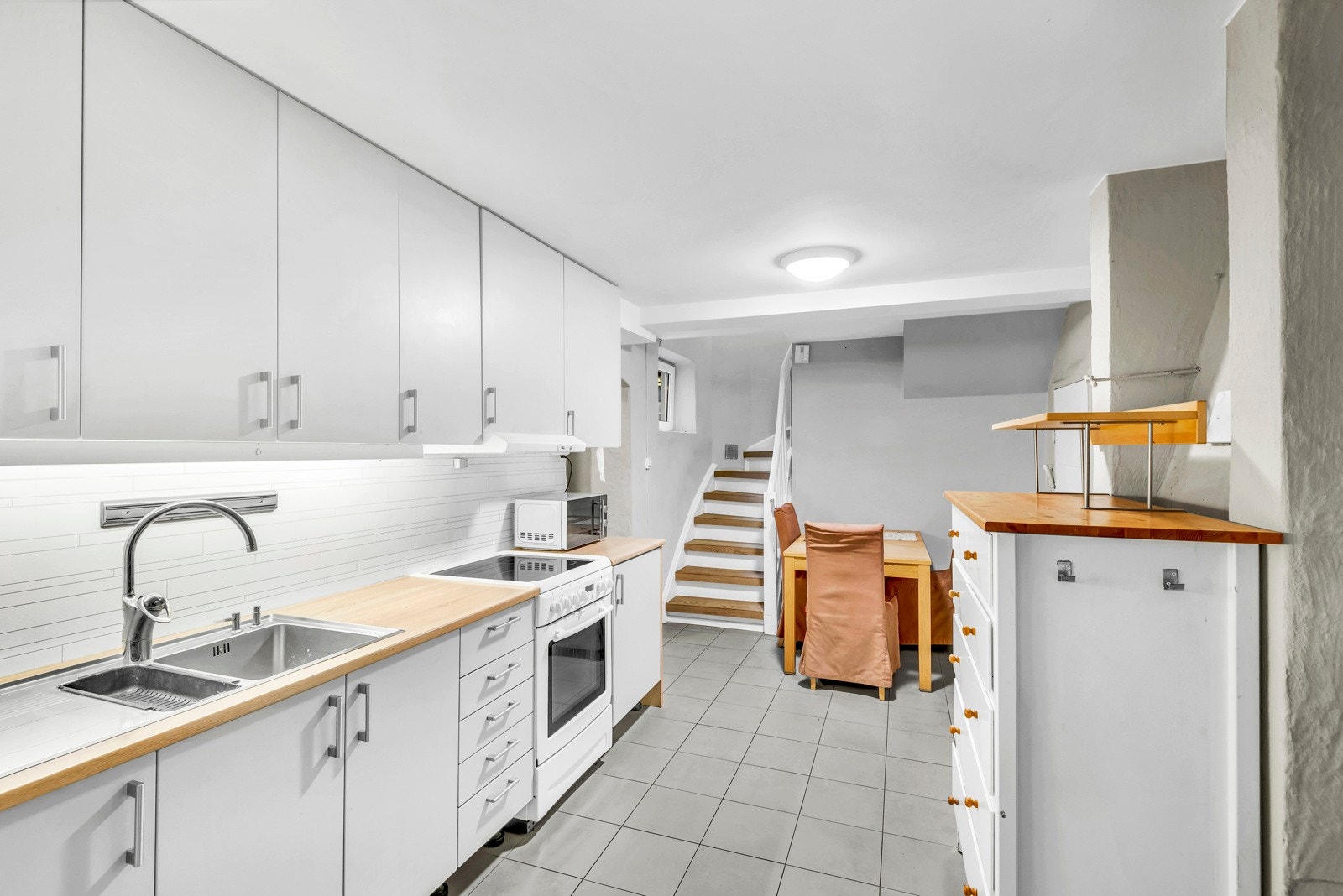 Stort kjøkken med plass til spisebord m.m. Galleribilde